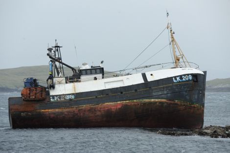 The vessel on the rocks just outside Hamnavoe - Photo: Malcolm Younger (Millgaet Media)