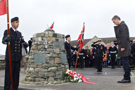 Prime minister Stoltenberg remembering the dead at the Scalloway Shetland Bus memorial. Pic. Millgaet Media