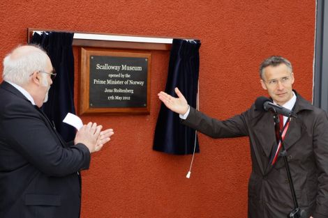 Norwegian prime minister Jens Stoltenberg declares Scalloway museum open, to the applause of Shetland Bus Friendship Society chairman John Hunter. Pic. Millgaet Media