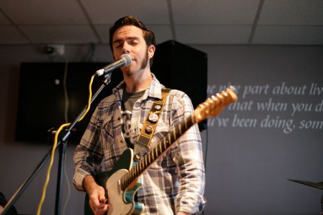 Jed Potts of Jed Potts and the Hillman Hunters playing the Wheel Bar.