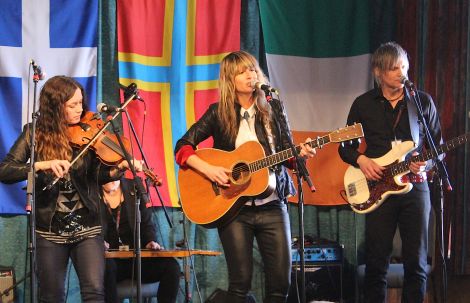 Award winning Canadian roots duo Madison Violet making their return visit to the folk festival - Photo: Hans J Marter