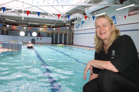 Erraid's coach Lorraine Gifford at the Brae pool. Photo Shetnews