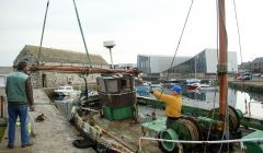 Volunteers remove the mast from the Nil Desperandum - Photo: Shetland Amenity Trust