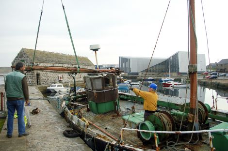 Volunteers remove the mast from the Nil Desperandum - Photo: Shetland Amenity Trust