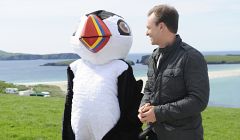 Amazing Race host Phil Keogan with a puffin mascot at St Ninian's Isle. Photo: Heather Wines/CBS