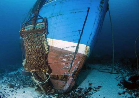 Missing and displaced planks on the starboard side of the Diamond. Photo: MAIB