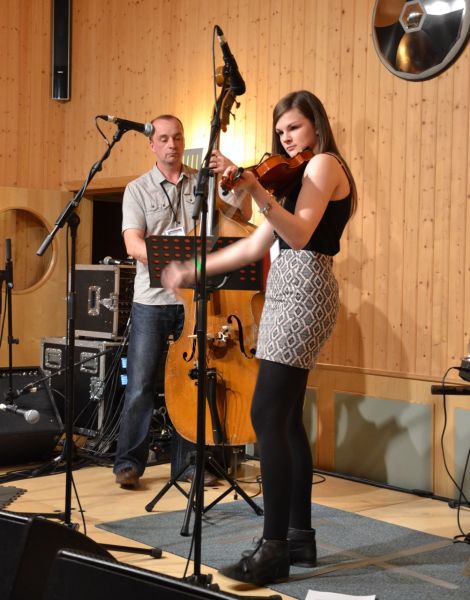 2014 Young Fiddler of the Year Sophie Moar combined accomplished playing with a relaxed, amusing stage presence. Photo: Shetnews