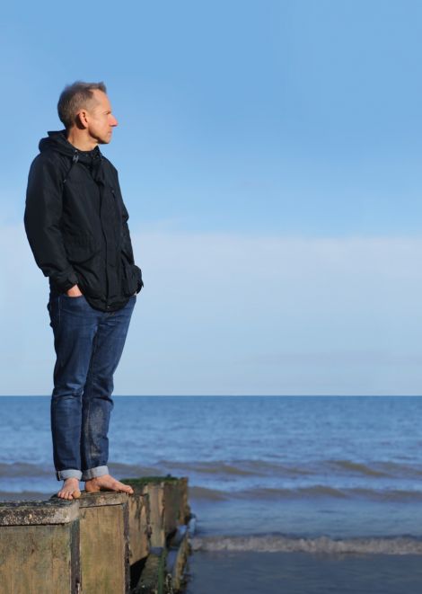 Comic Jeremy Hardy will make his maiden visit to Shetland next week.