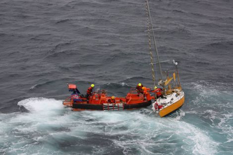 The rescue as it happened. Photo: Norwegian coastguard