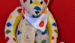 A Burra Bear knitted by Wendy Inkster in Children in Need colours for last year's auction. Photo BBC Radio Shetland