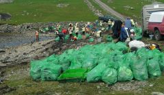 Pupils from Scalloway Primary School taking part in last year's redd up. Photo courtesy of Shetland Amenity Trust.