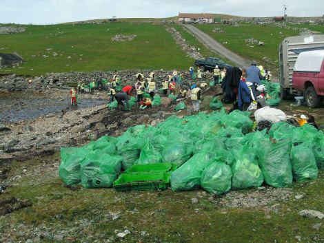 Pupils from Scalloway Primary School taking part in last year's redd up. Photo courtesy of Shetland Amenity Trust.