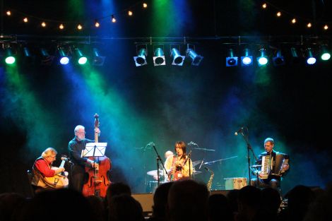 Guitarist and vocalist Norman ‘Girsie’ Goudie guiding Da Loose Ends through an "engrossing cocktail of swing, jazz and bebop".