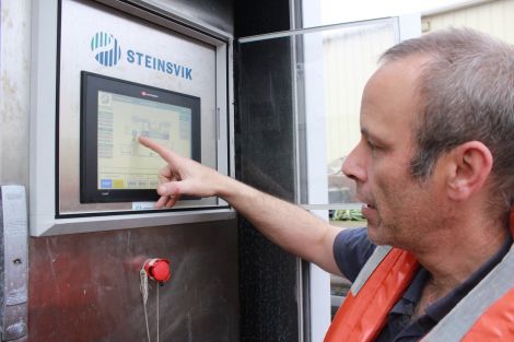 Operator Andrew Moncrieff monitors the temperature salmon is exposed to - Photo: Hans J Marter/ Shetland News