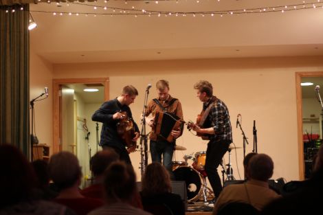 Trio Dhoore offered traditional and Flemish folk tunes. 