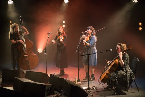 Singer and fiddle player Laura Cortese was joined by fellow fiddle player Jenna Moynihan, cellist Valerie Thompson and double bass player Jeni Magana. Photos: Steven Johnson, web: www.stevenjohnsonfoto.com