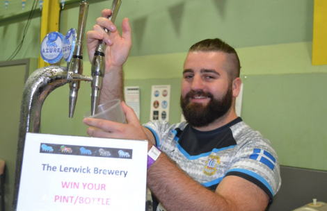 Lerwick Brewery's Jon Pulley pulling pints at the beer festival. Photo: BBC Radio Shetland