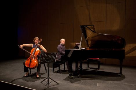 Cellist Abby Hayward and pianist Neil Georgeson playing together for the first time. Photo: Jenny Leask/Shetland Arts