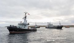 The fishing vessel Sea Hunter under tow by Lerwick harbour pilot boat Knab. Photo: Garry Sandison