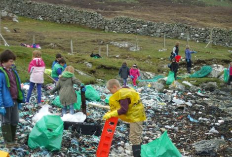 Pupils clearing up plastic litter from a beach as part of Da Voar Redd Up. Photo courtesy of Shetland Amenity Trust.