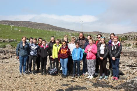 Iolo with schoolchildren at the Burwick clean-up.