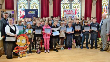 Robbie McGregor (right) with P6 junior road safety officers accompanied by roads executive manager Dave Coupe and Elaine Skinley. Photo: SIC