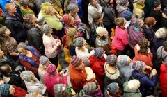 Guests posing for photos in their wooly hats as the week formally opened on Sunday evening. Photos: Shetland News