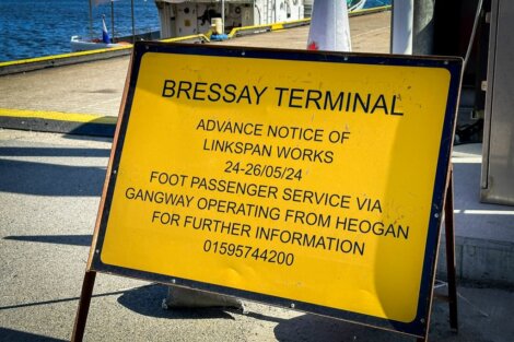 Yellow sign at Bressay Terminal announcing Linkspan works from May 24 to May 26, 2024. It directs foot passengers via a gangway from Heogan and provides a contact number for more information.